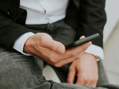 Посилки можна оплачувати зі смартфона: «Укрпошта» оновила застосунок 