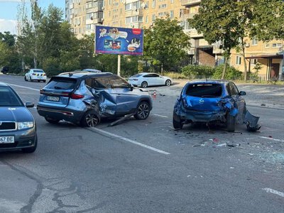 Масштабна ДТП у Дніпрі: Mitsubishi перекинувся та зачепив інші авто, постраждали діти