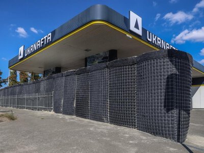 UKRNAFTA монтує бетонні укриття на АЗС у Києві та області: де з'являться перші споруди