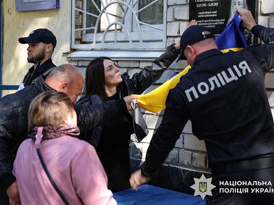 У Миколаєві встановили меморіальну дошку поліцейському Євгену Голоті, який загинув на Донбасі