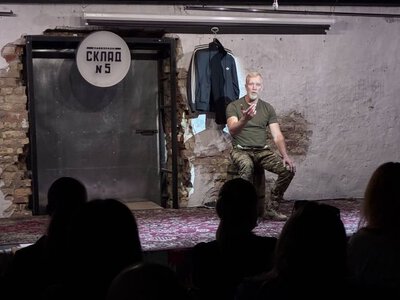 «Перший останній дзвінок»: у галереї Склад №5 відбулася прем'єра моновистави актора і ветерана Андрія Валенського 