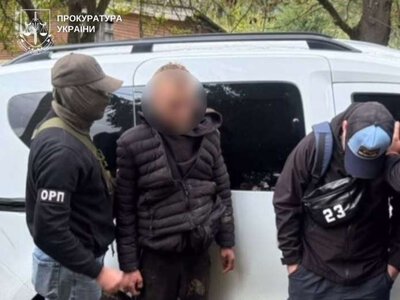В пластиковій діжці та через гори: на Буковині викрили незаконне переправлення чоловіків