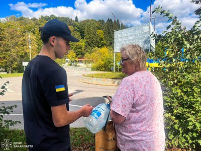 Зима на порозі, а ви готові? У Воловці офіцер-рятувальник пройшов домівками: як не допустити пожежі через піч, генератор та електрику
