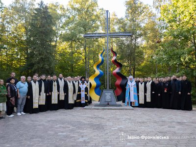 У селі Рибне освятили пам’ятний хрест на честь українців, закатованих нацистами