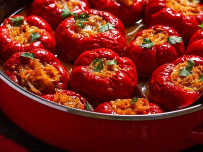 Фарширований перець можна приготувати без м’яса: проста начинка з капусти та моркви