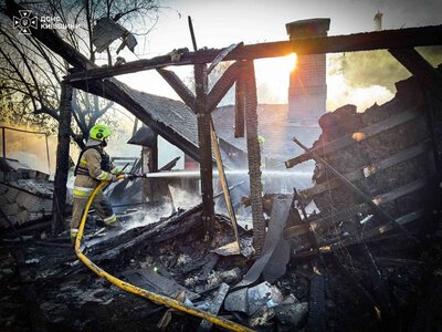 Ворожа атака на Бучанщину: рятувальники ліквідували пожежу в приватному будинку
