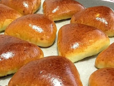 Пиріжки зі сливами в духовці: старий карпатський рецепт пухкої домашньої випічки