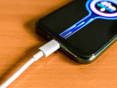 Чому телефон вібрує під час зарядки: причини та рішення
