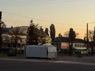 В результаті ДТП на проспекті Незалежності перевернулась автівка. Рух ускладнено