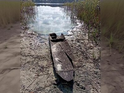 У Ковельському районі з озера підняли давній човен-однодеревку