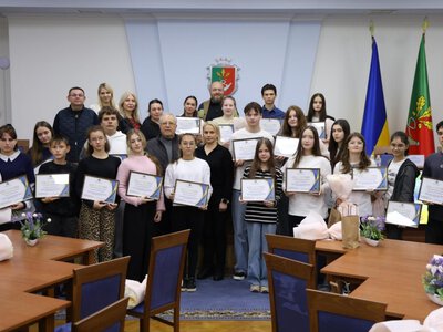 У Кривому Розі діти-сироти отримали обласні стипендії за відмінне навчання