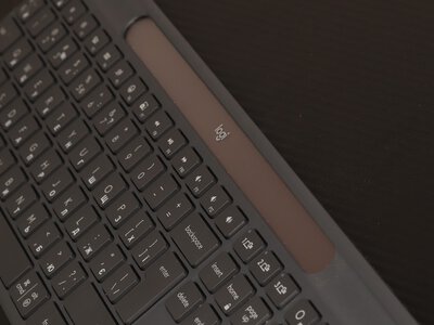 Logitech Signature Slim Solar+ K980 – бездротова клавіатура на сонячному акумуляторі