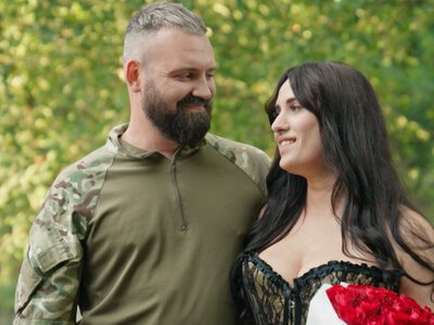 Сльози, троянди й несподівана зустріч: як військовий повернувся до коханої