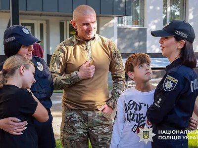 У Хмельницькому поліцейські разом з дітьми організували зустріч з пораненими у шпиталі