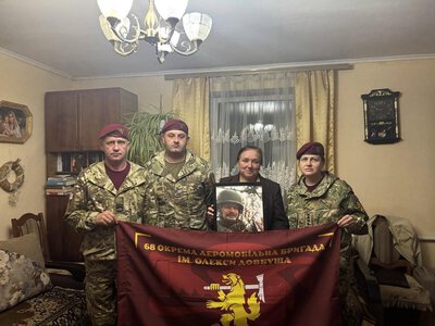«Своїх не залишають – ні живих, ні полеглих»: воїни 68-ї окремої єгерської бригади відвідали родину полеглого Героя Олега Барни