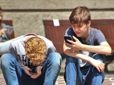 Смартфон у 12 років пов’язали з вищим ризиком проблем із харчуванням: що показало дослідження