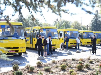 На Закарпатті шість громад отримали сучасні шкільні автобуси.
