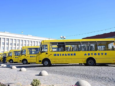 П’ять закарпатських шкіл отримали нові автобуси: які громади вже оновили транспорт для дітей