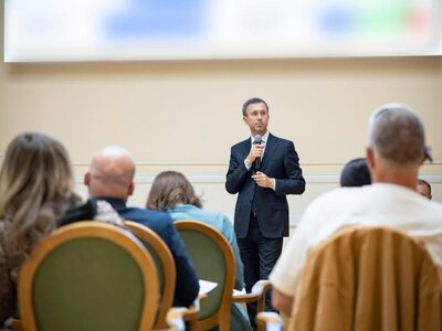 Уряд просить депутатів вийти на роботу раніше, щоб голосувати за закони для фінансування, – прем’єр