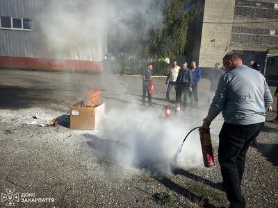 Вогнегасник може врятувати підприємство від великої пожежі: у Виноградові працівників навчали діяти за лічені хвилини