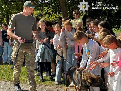 Знайомство з чотирилапими помічниками: кінологи поліції Прикарпаття завітали до ліцеїстів