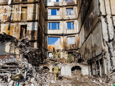 На Донеччині восьму добу шукають жінку та її 4-річну дитину після авіаудару РФ по житловій забудові