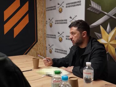 Дрони, пікапи та далекобійна артилерія: Зеленський обговорив із військовими потреби фронту