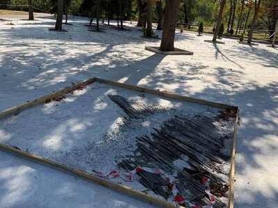 У криворізькому парку Мершавцева бетонують дитячий майданчик і паркан: що кажуть екологи