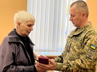 Матері загиблого Героя з Городенківщини Михайла Лазорка вручили його орден «За мужність»