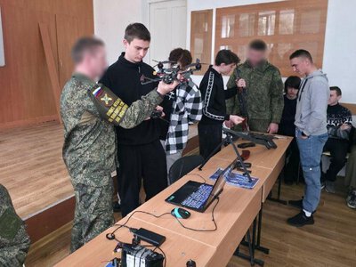 На ТОТ Херсонщини підлітків залучатимуть до пошиття спорядження та паяння дронів для армії РФ