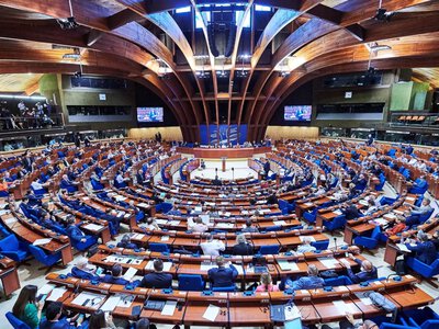 ПАРЄ закликала спрямовувати 10% коштів на відновлення України