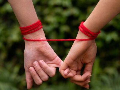 Чому християнам заборонено носити червону нитку: чесна відповідь священника ПЦУ
