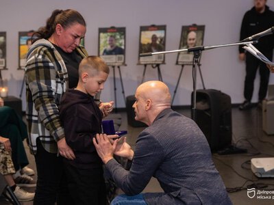 У Дніпрі 21 родині загиблих захисників передали пам’ятні медалі