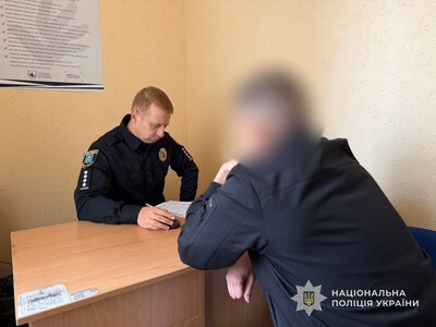 На Шосткинщині чоловік ударив односельця ножем у груди: поліція затримала підозрюваного