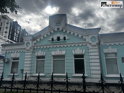 У Житомирі почав руйнуватися фасад колишнього лікеро-горілчаного заводу