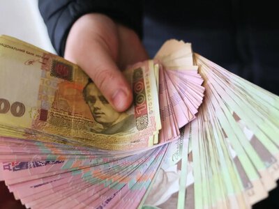 Зарплати в Україні пішли вниз: скільки залишилося «чистими» після податків