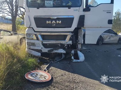 На в’їзді до Тячева вантажівка розтрощила чотири легковики: поліція Закарпаття повідомила подробиці смертельної ДТП