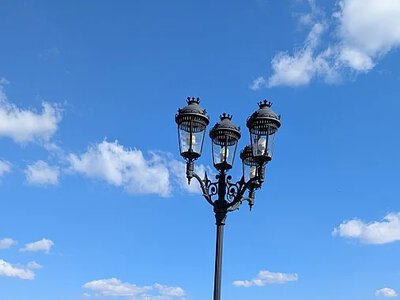 На Флотському бульварі в Миколаєві хитається та падає ліхтар (фото)