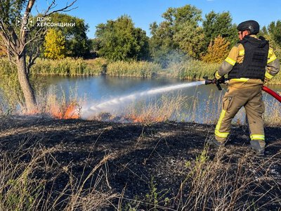Ворожий дрон спричинив пожежу на Херсонщині, рятувальники ліквідували два займання
