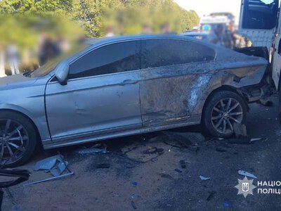  Вантажівка протаранила 4 автівки на блокпосту: поліція показала фото понівечених машин 