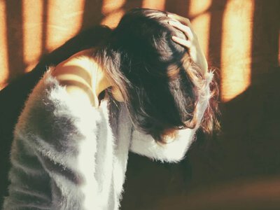 Британка не звертала уваги на головний біль – виявилося, що це рідкісна аномалія мозку (Відео)