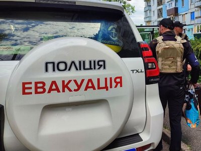 На Херсонщині поліцейські евакуювали 81-річну жінку із села, куди не могла дістатися швидка