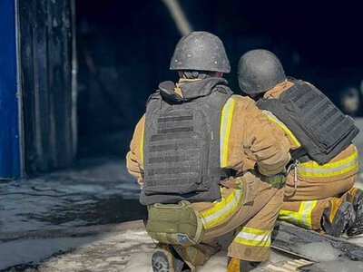 У Києві дрон рф влучив в будівлю школи, сталася пожежа