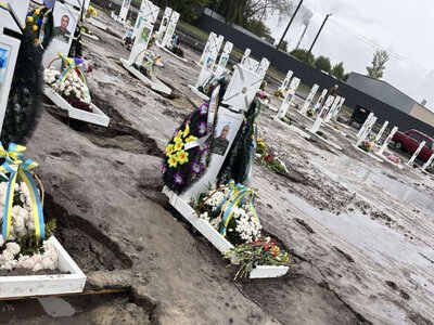 У Черкасах розмило могили військових на новому кладовищі: у міськраді назвали причину