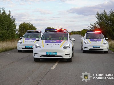 Бізнесмени придбали три Tesla для тернопільських поліцейських