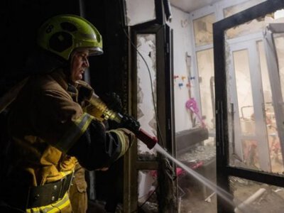 Нічний та ранковий наліт на Київ: падіння БпЛА в трьох районах, пожежі у висотці та на складі, є поранений
