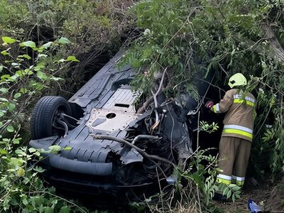 На Миколаївщині BMW X5 з’їхав у кювет і перекинувся на дах – водій загинув, пасажир у лікарні (ФОТО)