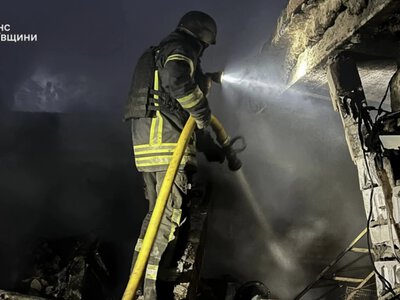 У Києві після російської атаки загорілися кафе та склад