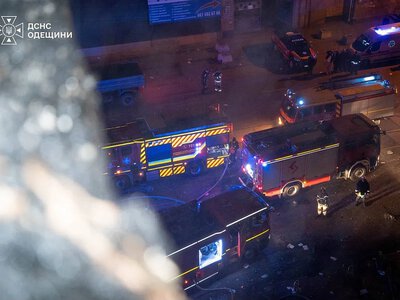 В Одесі внаслідок атаки пошкоджено бізнес-центр, постраждала людина (фото)
