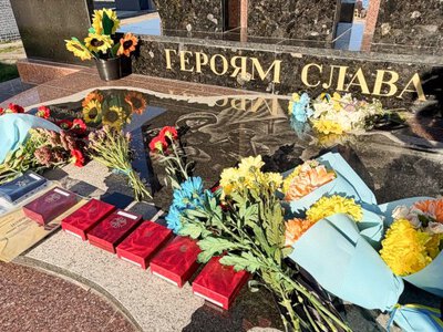 Честь і світла пам'ять героям: у Світловодську відбувся мітинг до Дня захисників і захисниць